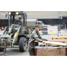 Carte postale : Soldats de ravitaillement occupés à des travaux de manutention