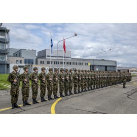 Militaires en formation d’honneur pour accueillir un hôte éminent