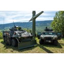 Postkarte: Militärpolizei mit Radschützenpanzer Piranha und Aufklärungsfahrzeug Eagle