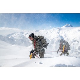 Spécialistes de montagne encordés lors d’un engagement en hiver