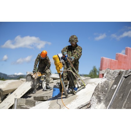 Troupes de sauvetage dans le village d’exercice à Wangen a. A