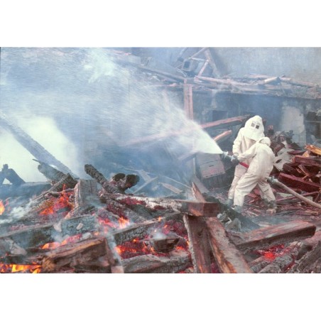 Carte postale : Des militaires éteignant un incendie avec des canons à eau