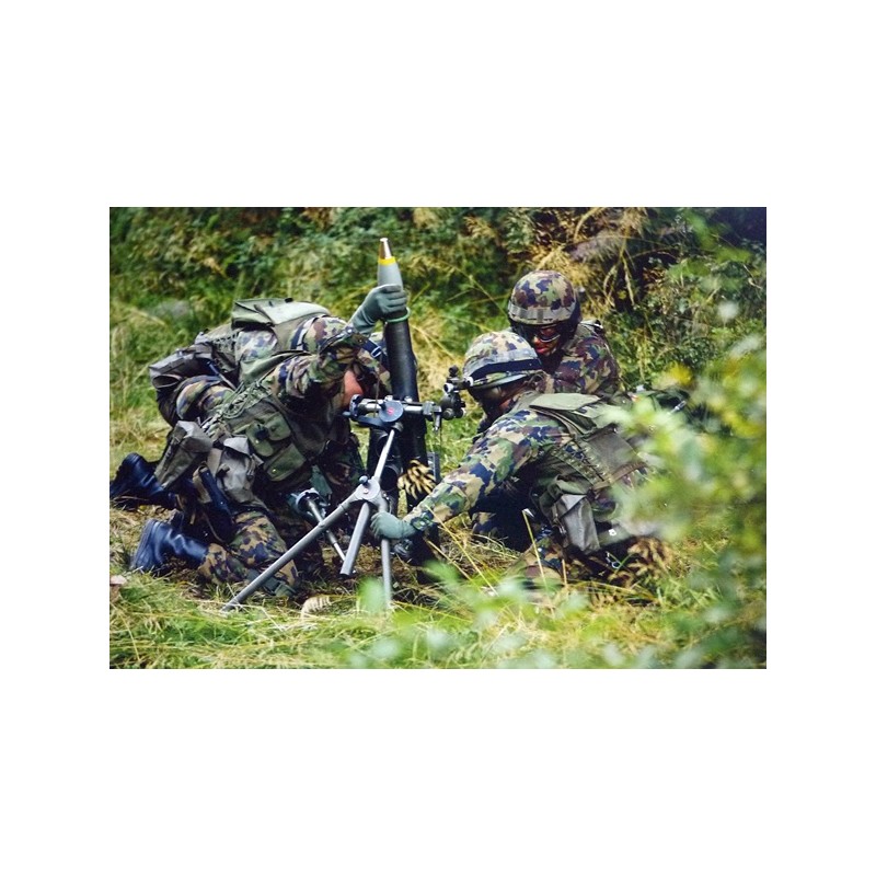 Carte postale : Des militaires tirent au lance-mines 8,1 cm