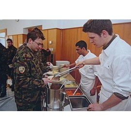 Carte postale : Militaire distribuant le repas