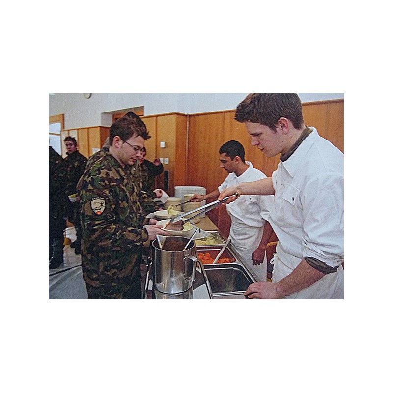 Carte postale : Militaire distribuant le repas