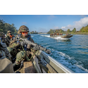 Postkarte: Infanteristen in Übersetzboot
