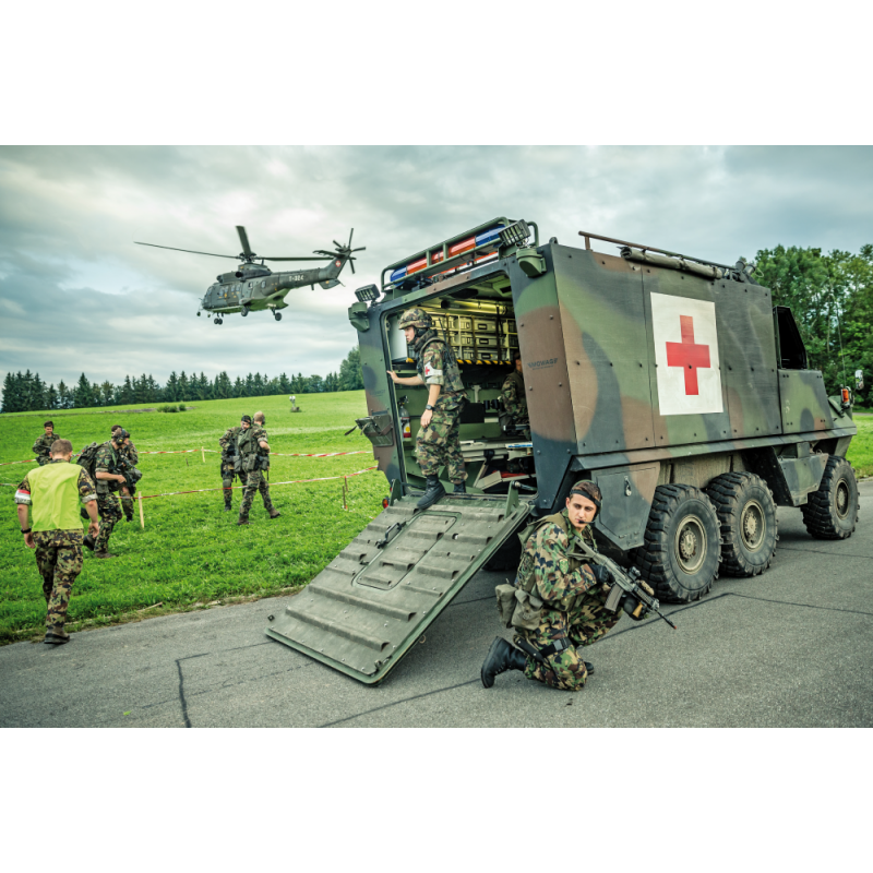 Carte postale : Piranha des troupes sanitaires et Super Puma TH06 engagés au front