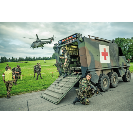 Carte postale : Piranha des troupes sanitaires et Super Puma TH06 engagés au front