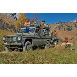 Telefongruppe auf 4x4 Puch, beladen mit Kabelrollen