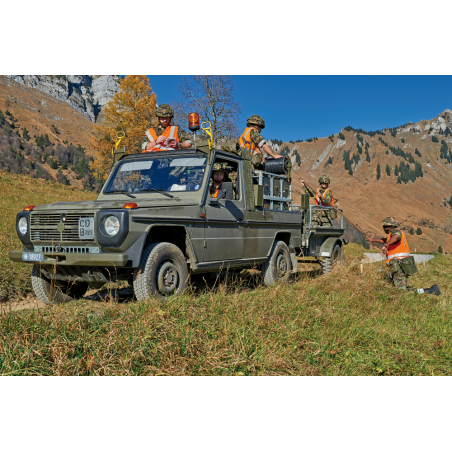 Telefongruppe auf 4x4 Puch, beladen mit Kabelrollen