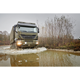 Camion 6x6 Iveco, tout-terrain avec pont et treuil