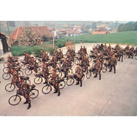 Carte postale : Cyclistes en formation