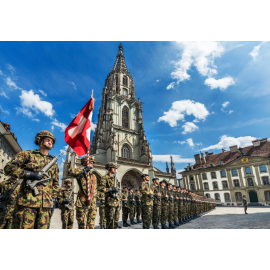 Postkarte: Ehrenformation vor dem Münster in Bern