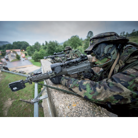Carte postale : Soldats avec fusil d‘assaut 90 avec portée